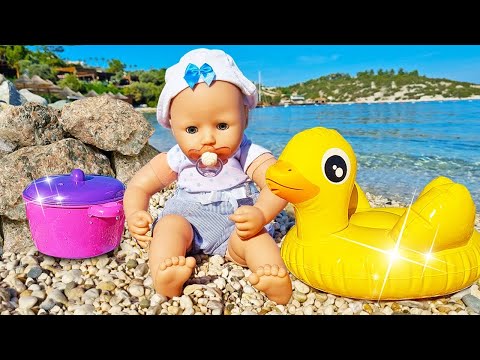 Oyuncak bebek Annabelle plajda ördeği besledi! Plaj oyunu. Kızlar için bebek bakma oyunu!