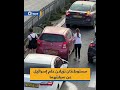 مستوطنتان ت زيلان علم إسرائيل عن سيارتهما بعد أن قابلتا مظاهرة منددة باغتيال الصحفية شيرين أبو عاقلة 