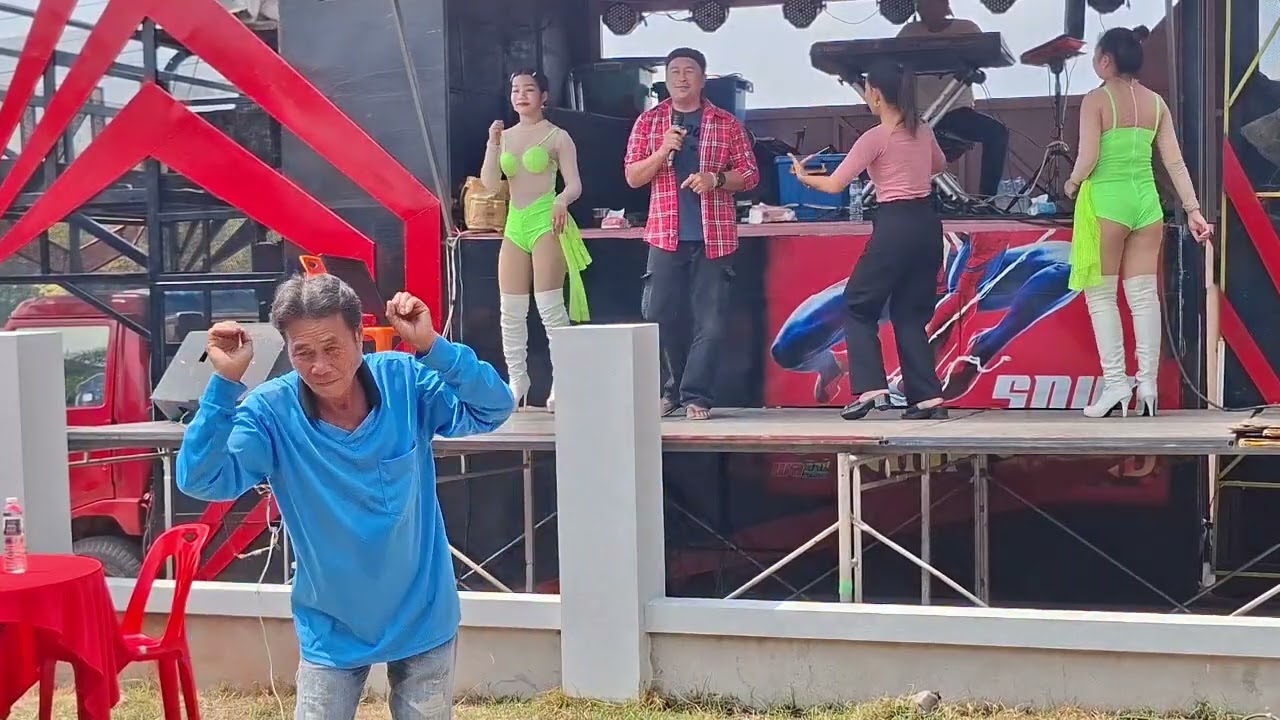 ชายเมามาช่วยงานพ่อประสานที่ อ.โพนทอง #บ้านศรีวิไล #เคศรีวิไล #ธิดาลาวศรีวิไล 