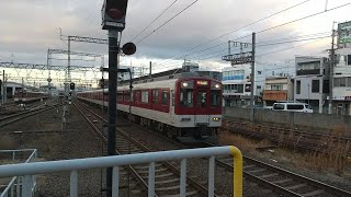 近鉄8810系FL22+1233系VE39編成の急行橿原神宮前行きと近鉄1249系VE49+8810系FL20編成の急行京都行き 新田辺駅