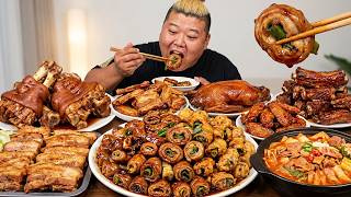 Brother Monkey is wildly devouring the pork intestine rolls with green onions!