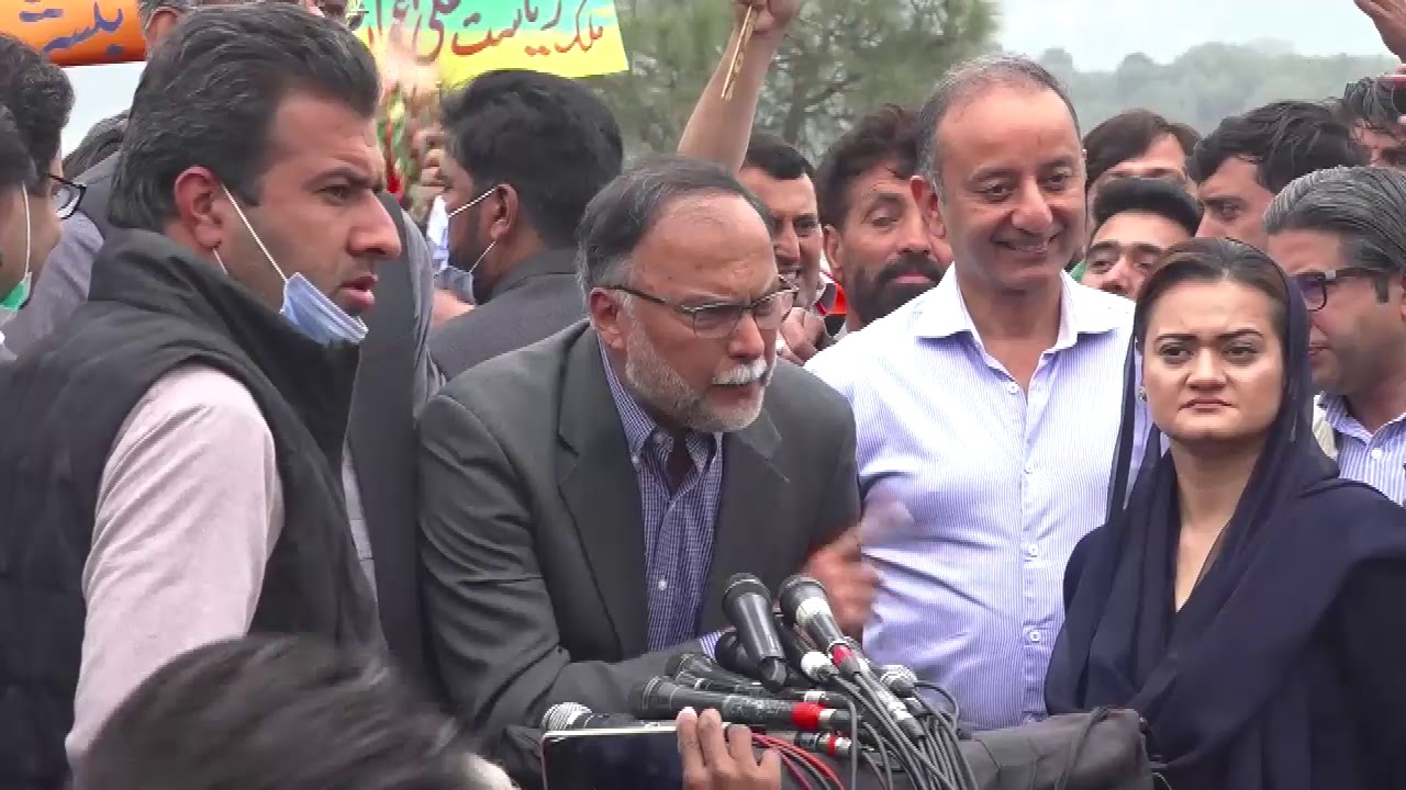 Rare Scuffle Between PML-N Leaders & PTI Workers.