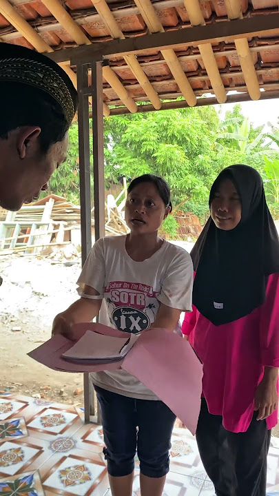 Ibu-Ibu Protes Saat Lihat Sumbangan dari Pak Lurah! #shortvideo #dramaid #shorts #comedy #lucu