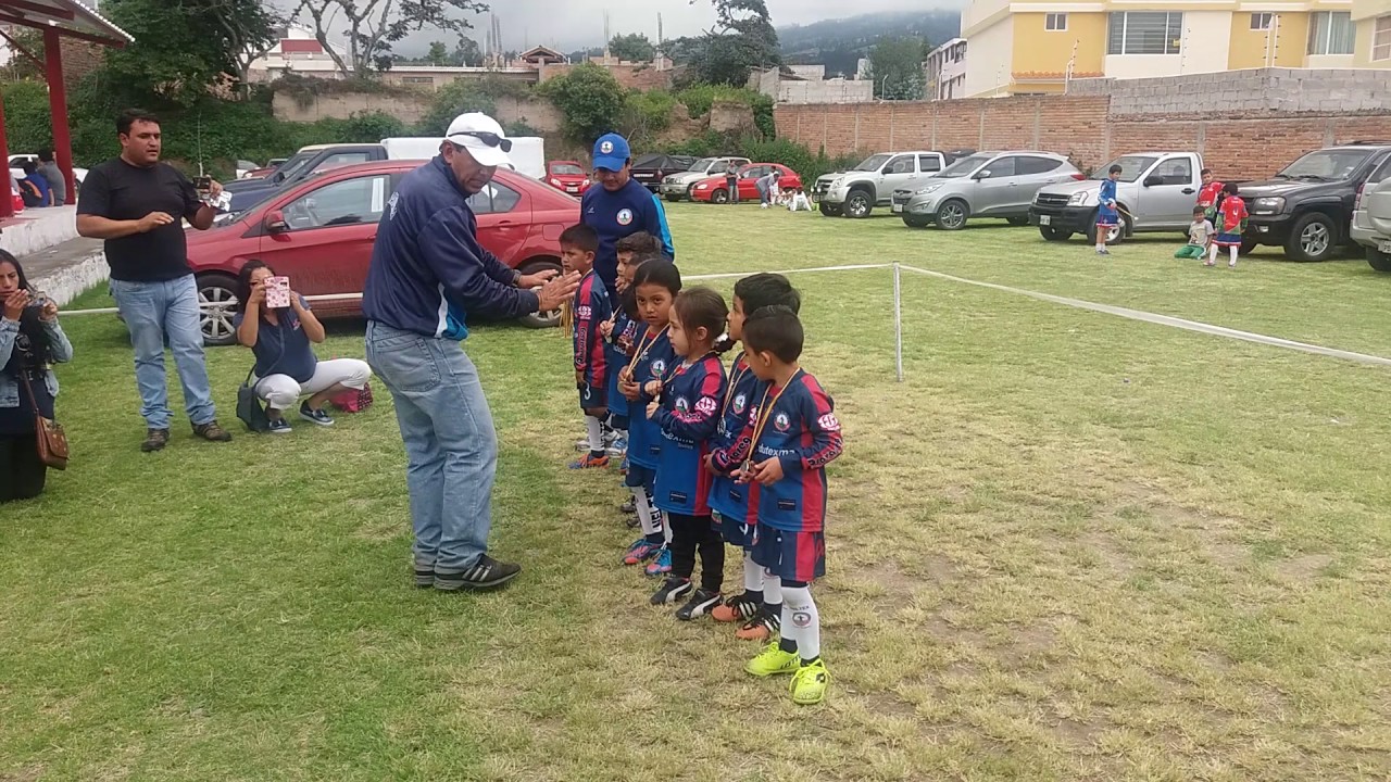 Premiacion A Los Peques Escuela De Futbol Ciudad De Otavalo Youtube