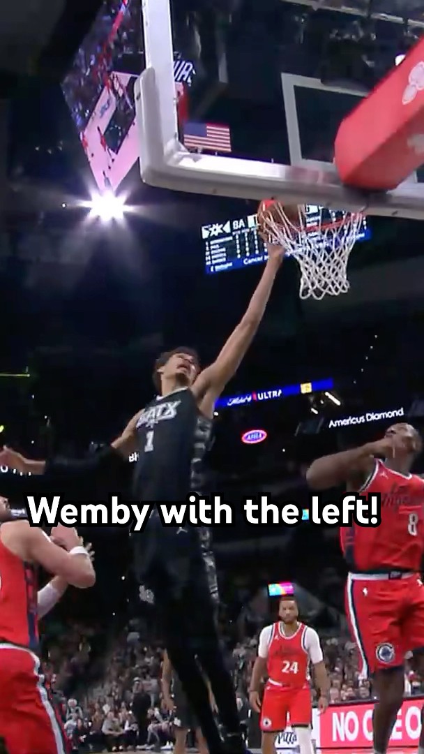 Wemby guides in the lob with the left going away from the basket!