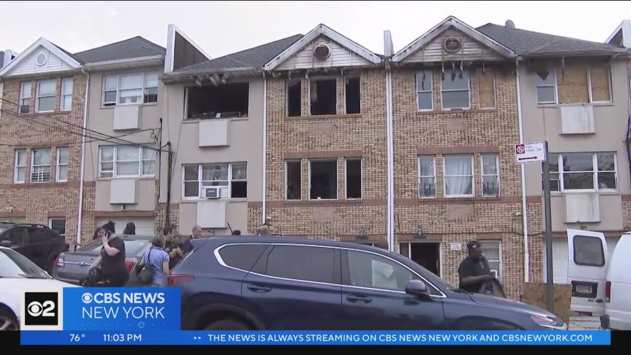2 injured in Queens apartment building fire - YouTube