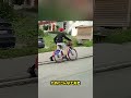 丘はこのスマートなバイクの上昇との微風です 😯