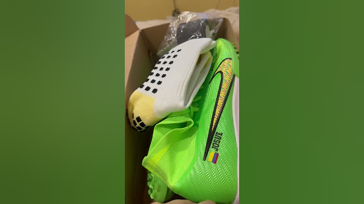 Le regale unos zapatos de fútbol a Josué