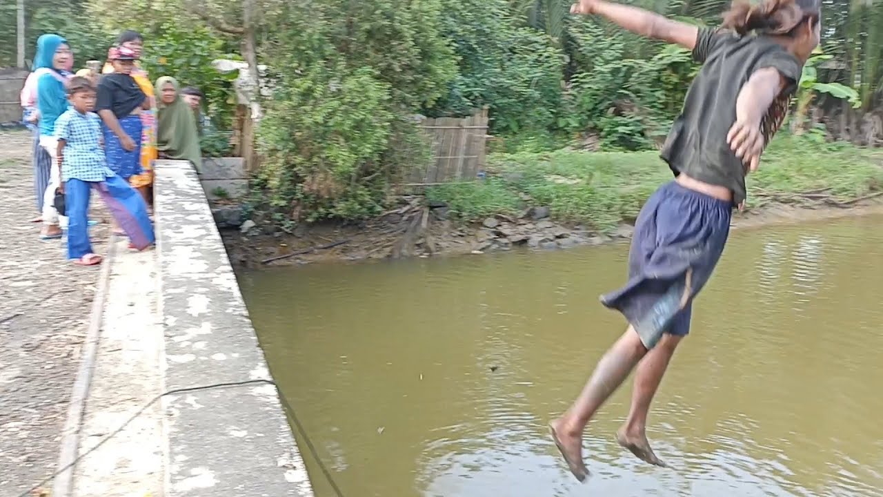 Di sela-sela ketegangan saya loncat dari jembatan!!