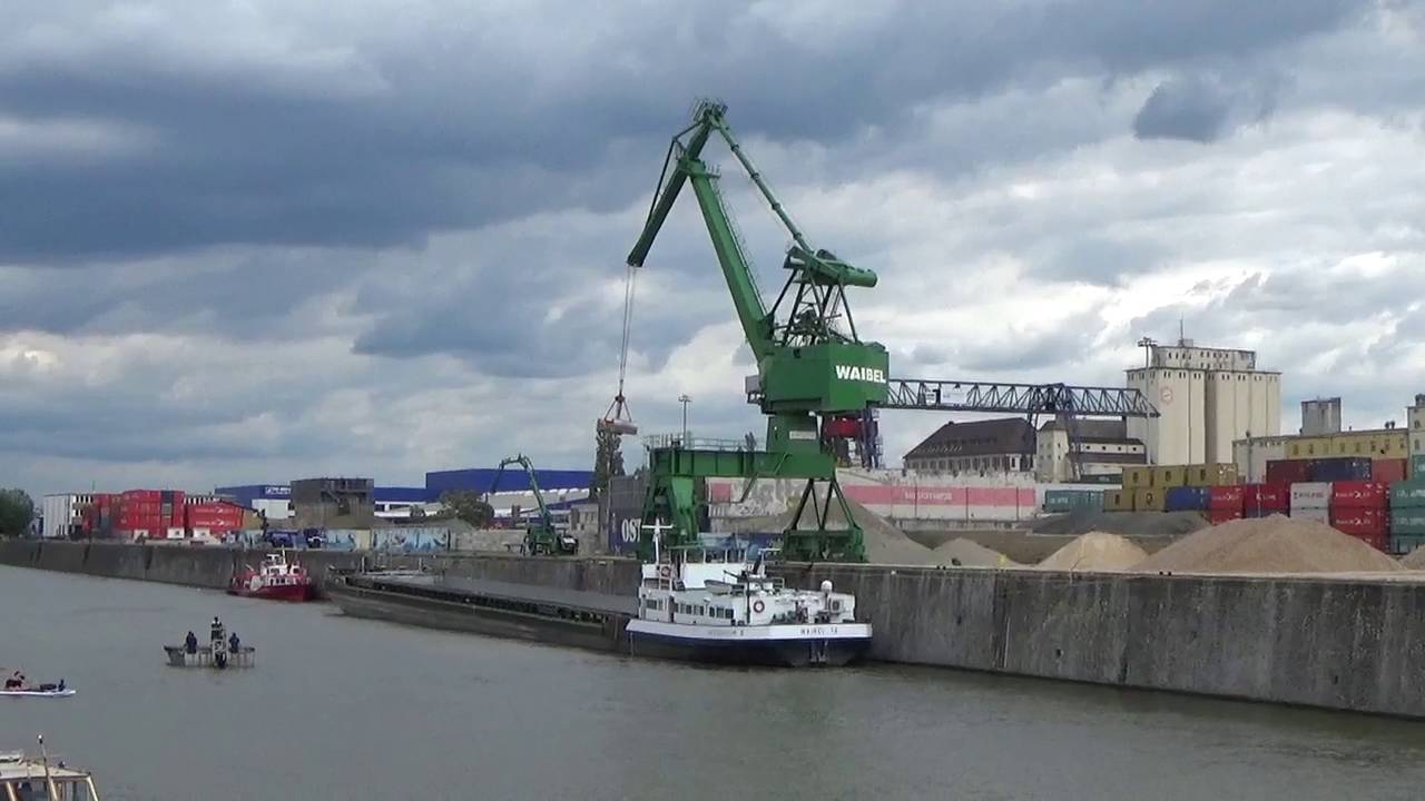 WAIBEL Hafenkran löscht Binnenschiff mit Sand im Frankfurter Osthafen