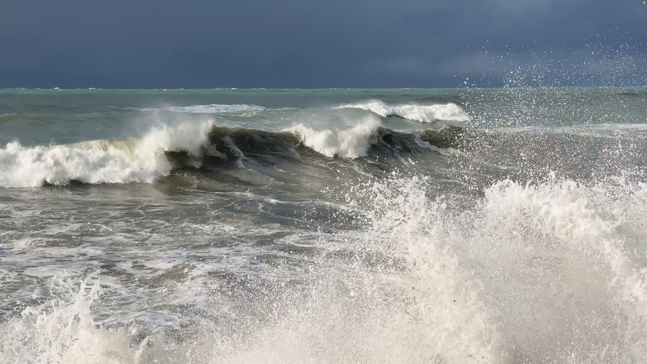 Стихия в Батуми: шторм, самолёт на посадке и расслабление
