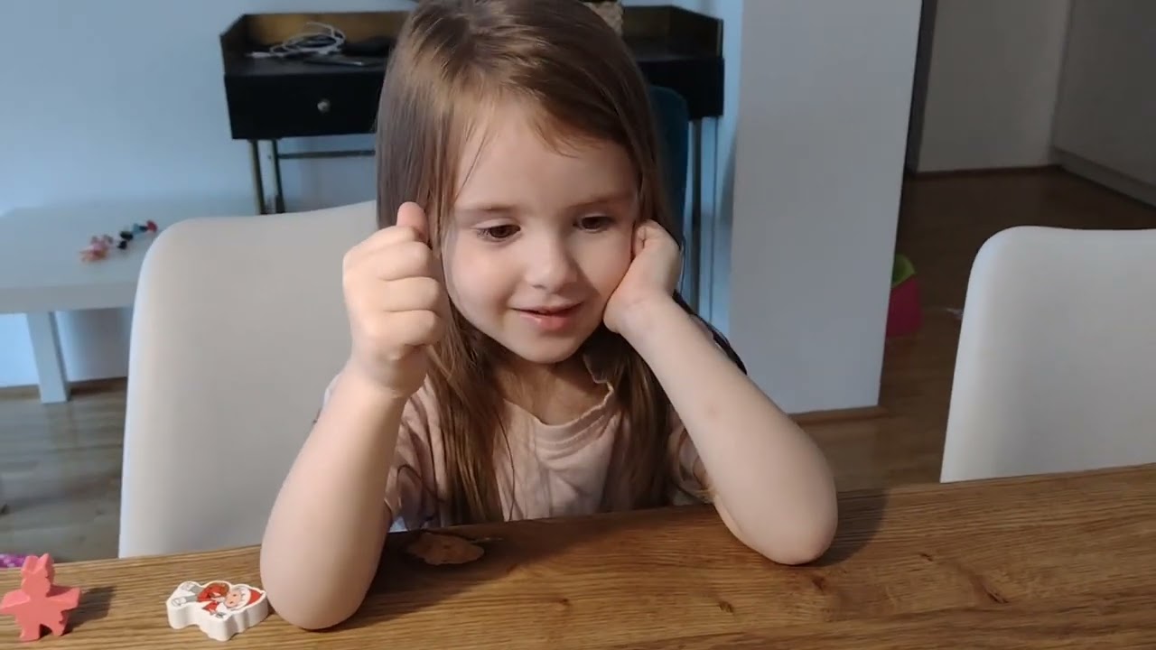 Габбі грає з татом в настільну гру кепси - YouTube