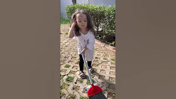 رجل غني يعامل الفقراء بلئم ولكن 