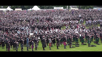 A Thousand Pipers salute The Chieftain