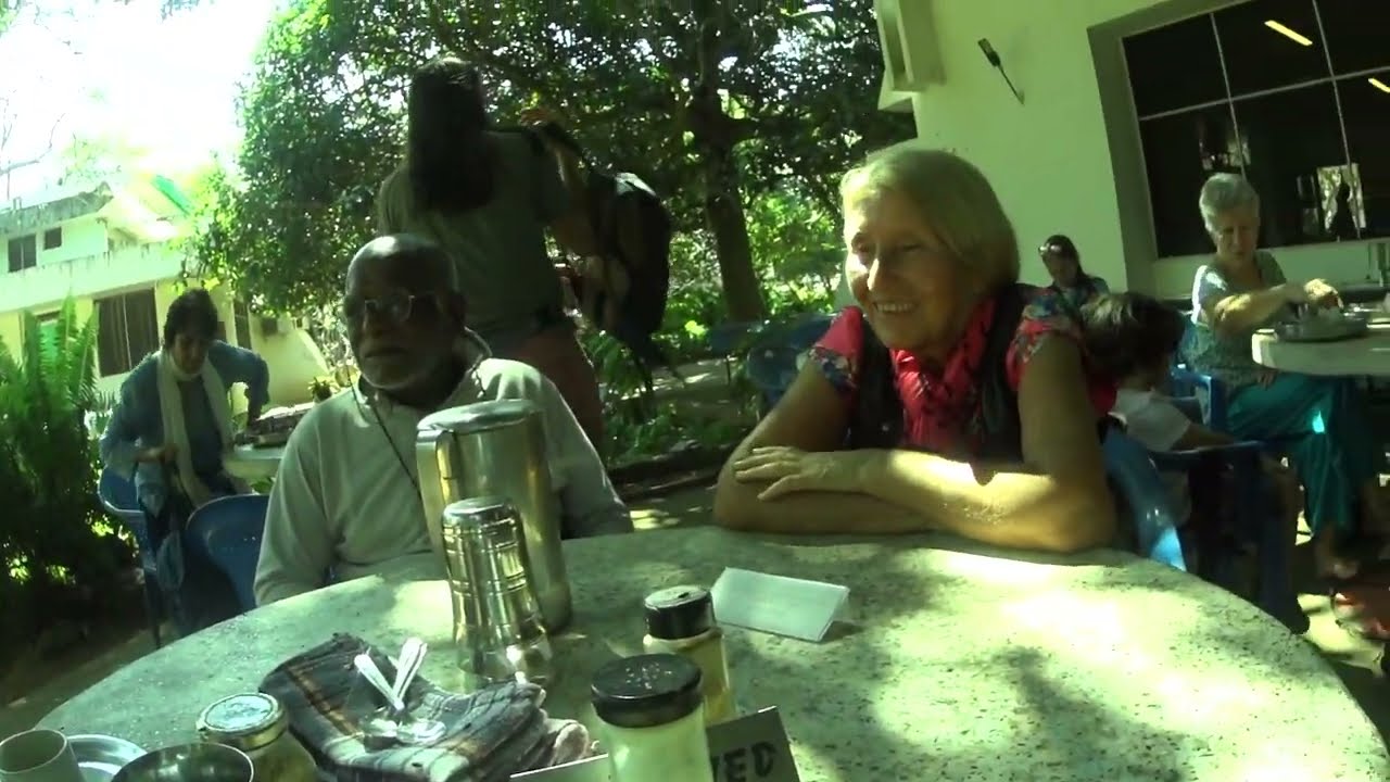 2023 Ауровиль, Тамил Наду. Встреча Марии Карпинской с Францем и Шри Ламой Ринпоче  в кафе Ауролег..