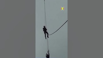 Trung Quốc: Nghẹt thở giải cứu tài xế bị lũ cuốn trôi