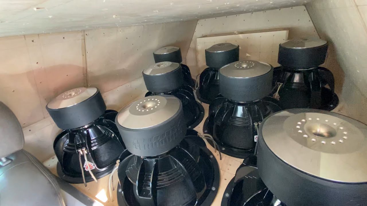 THE CROWDS CAME RUNNING TO HEAR 8 18S PLAY