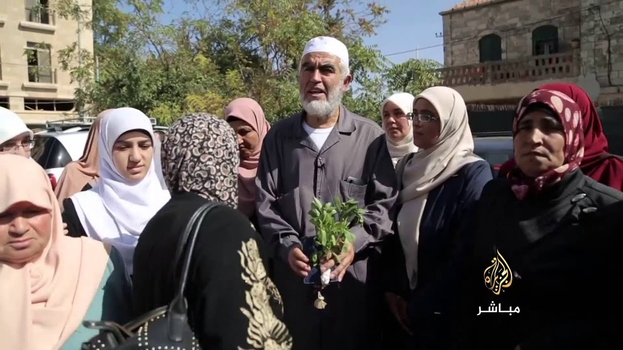 حرائر الأقصى يهدين الريحان للشيخ رائد صلاح