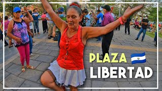 Este es el AMBIENTE en LA PLAZA LIBERTAD, San Salvador 2021 *Yajaira Bailando*