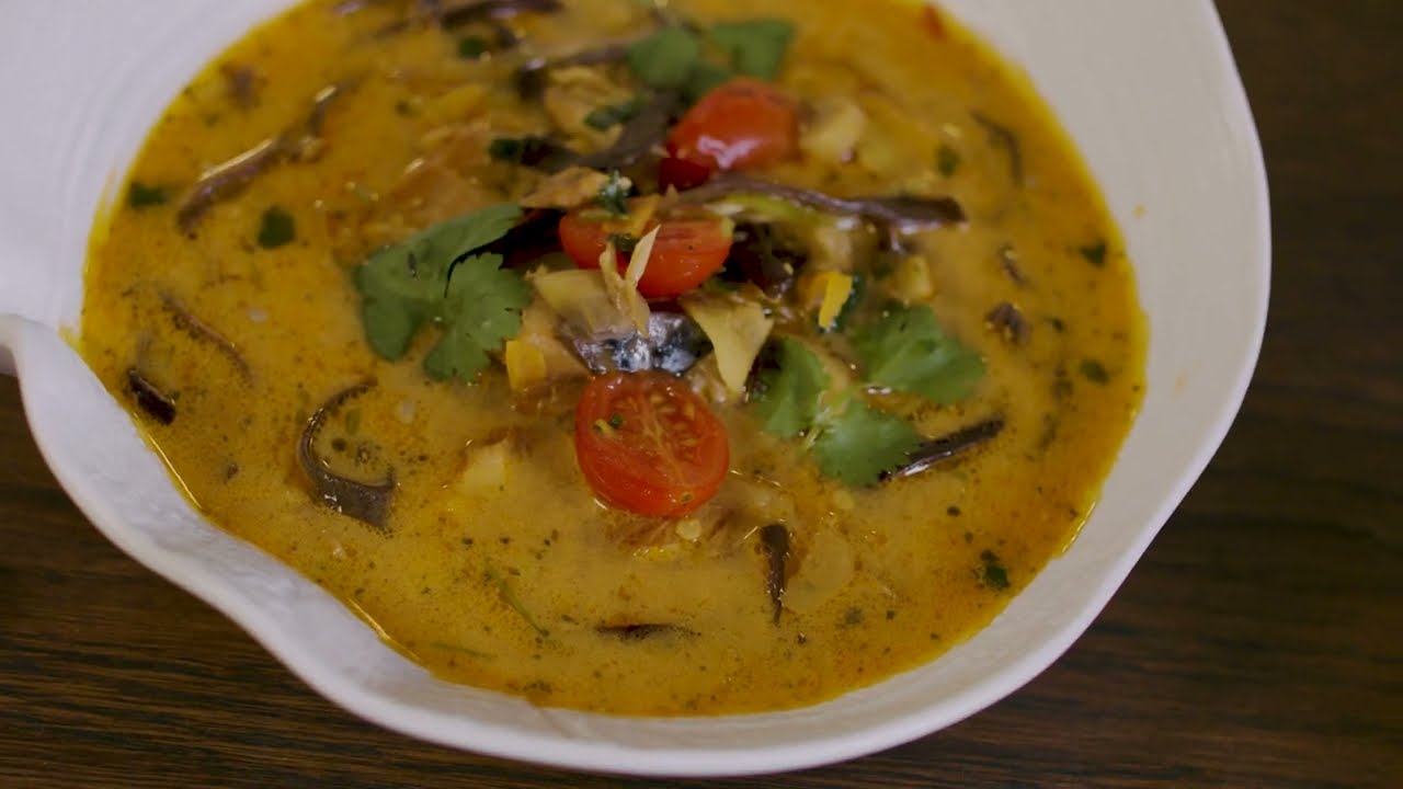 Orientalna zupa rybna z filetem z makreli w sosie pomidorowym
