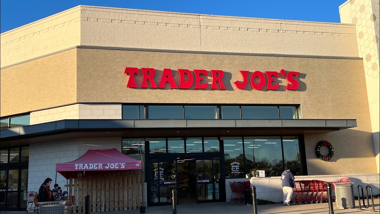 Trader Joe’s supermarket in Austin Texas محل تجاري يعرض كل المنتجات