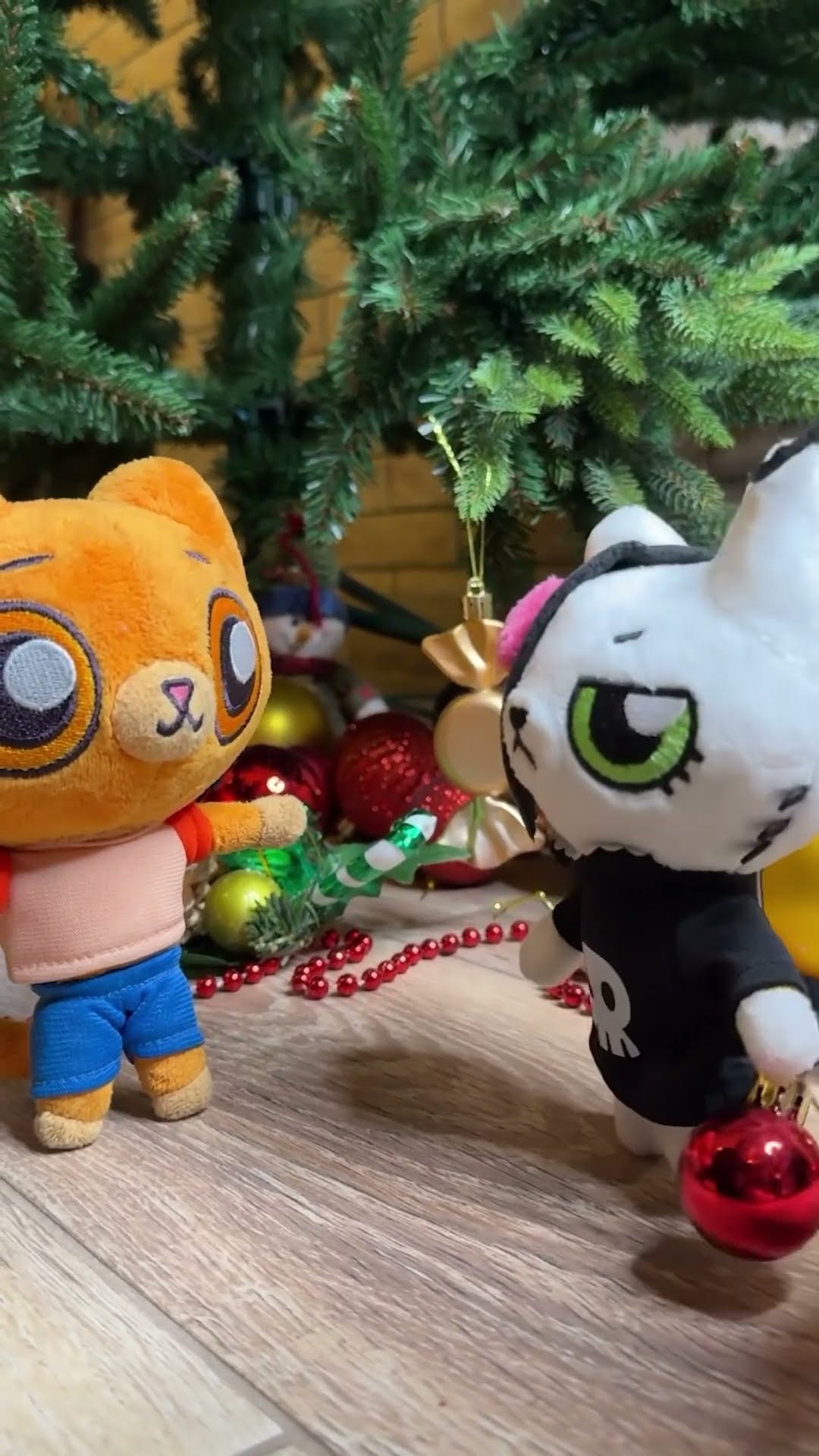 Who will decorate the Christmas tree better? ? #teenytinysimba #simbochka #mursday