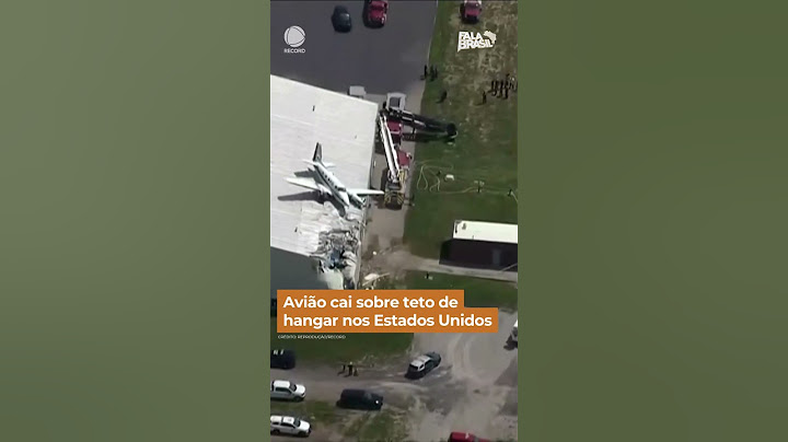 Avião cai sobre teto de hangar nos Estados Unidos #Shorts #FalaBrasil