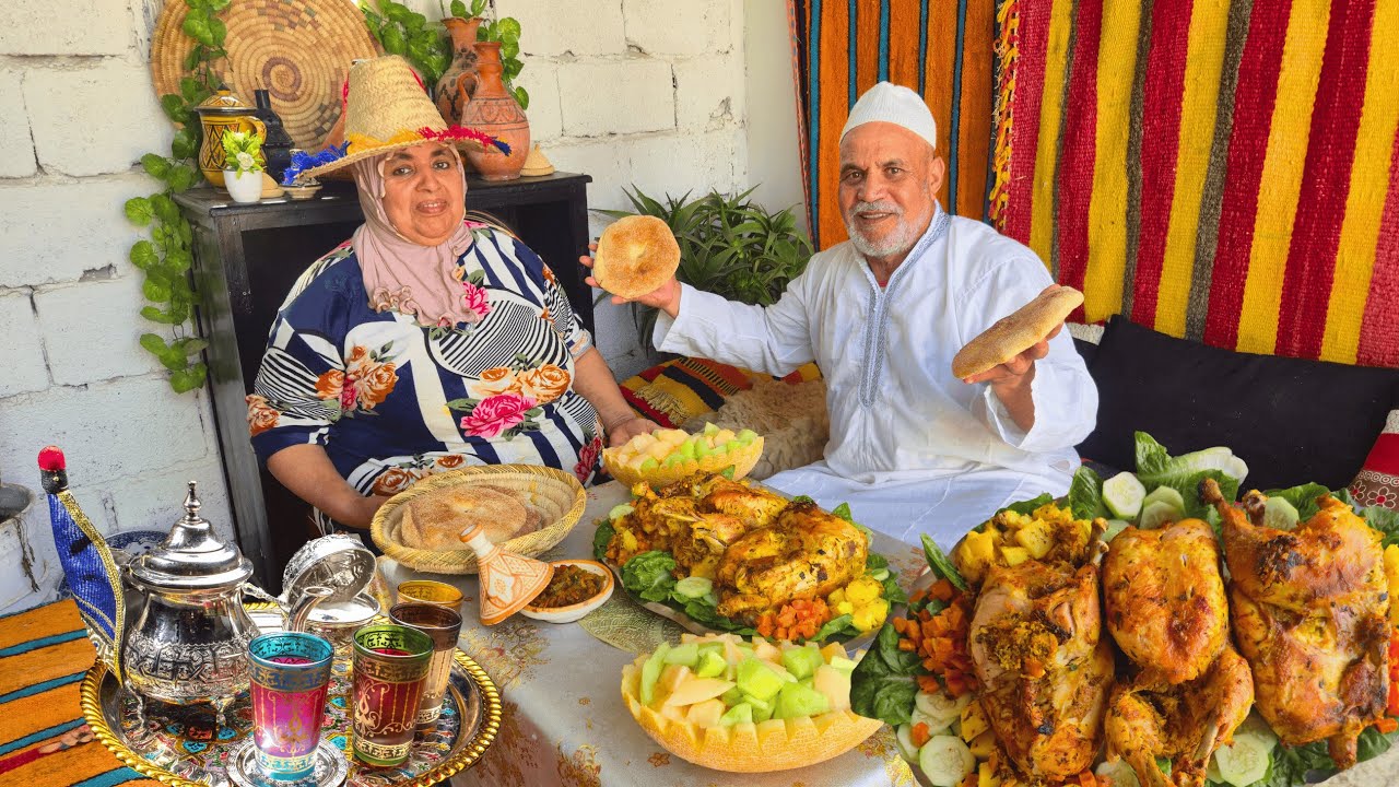 جلسة مغربية تقليدية بأجواء دافئة و3 دجاجات بطريقة زمان