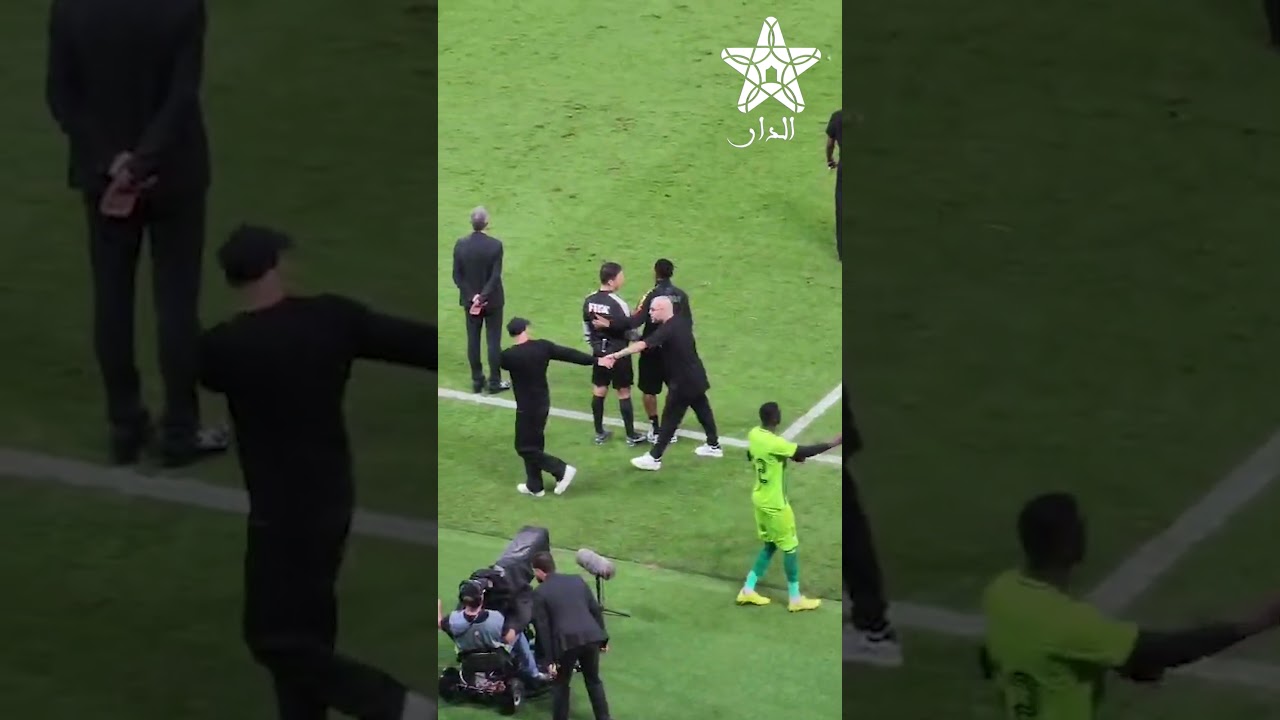 وهبي و مدرب مالي في روح رياضية عالية بعد نهاية المقابلة