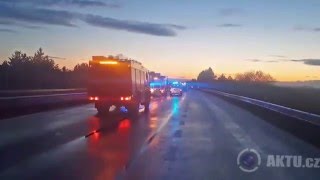 Hromadná nehoda 17 aut na dálnici D11