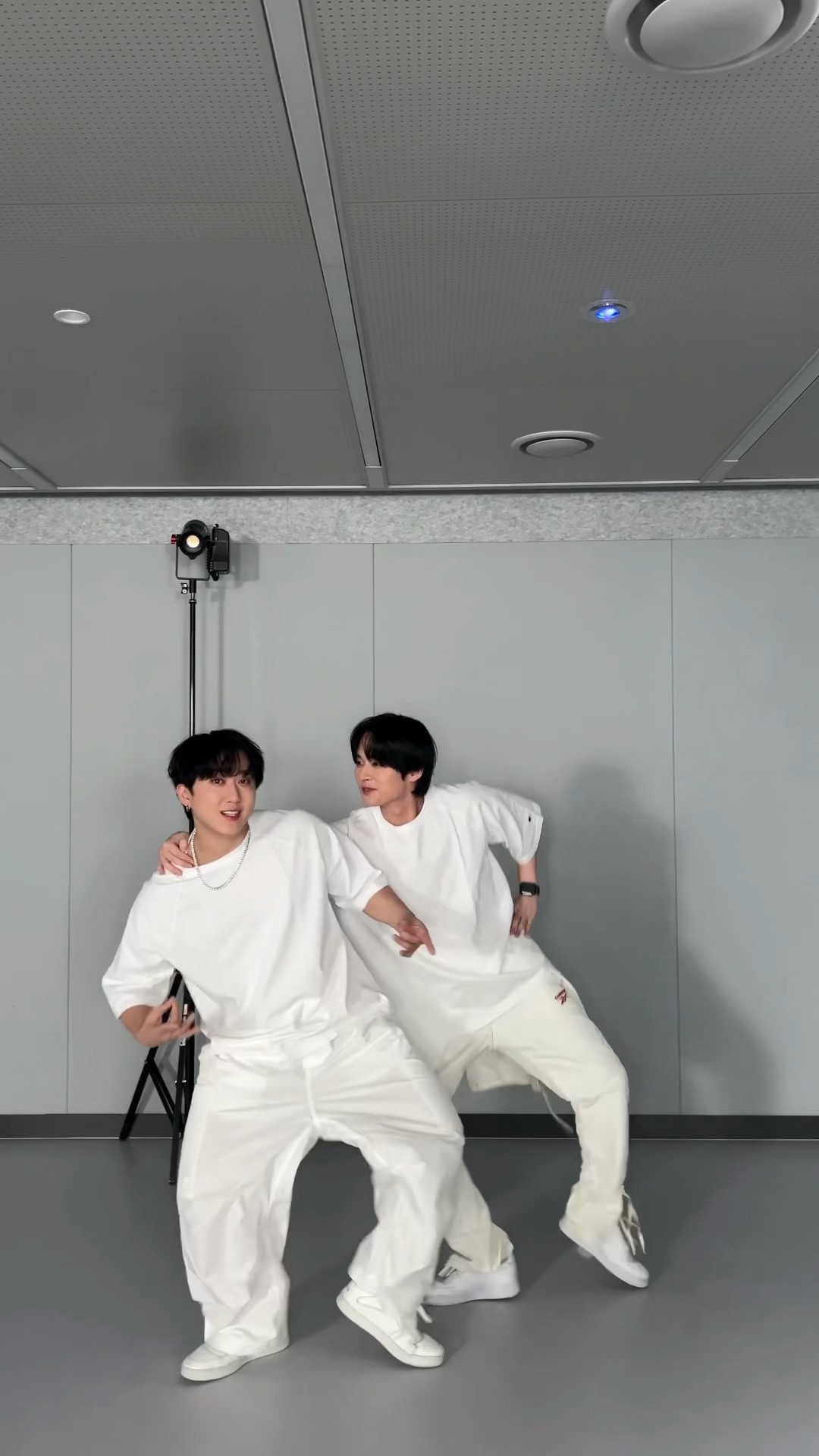 흐름이 끊기지 않게 ?️?️ #StrayKids #스트레이키즈 #리노 #LeeKnow #창빈 #Changbin #合 #HOP #WalkinOnWater