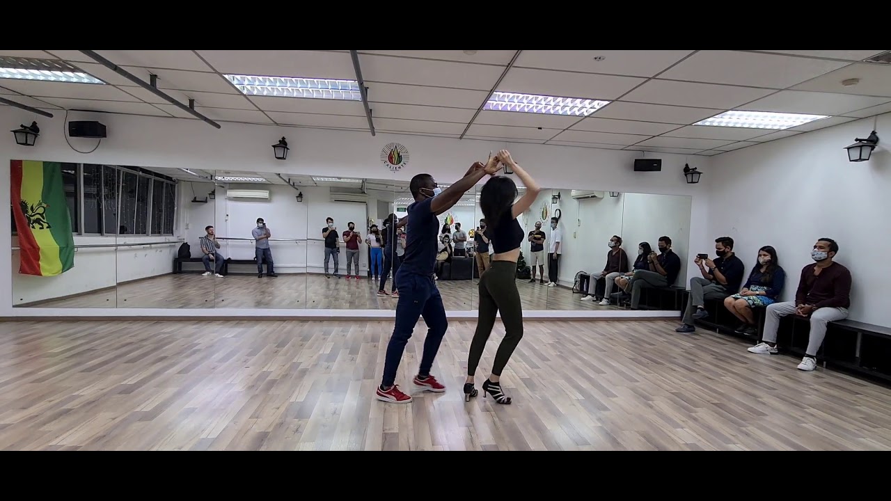 Salsa Singapore social demo to Tony Vega - Esa Mujer