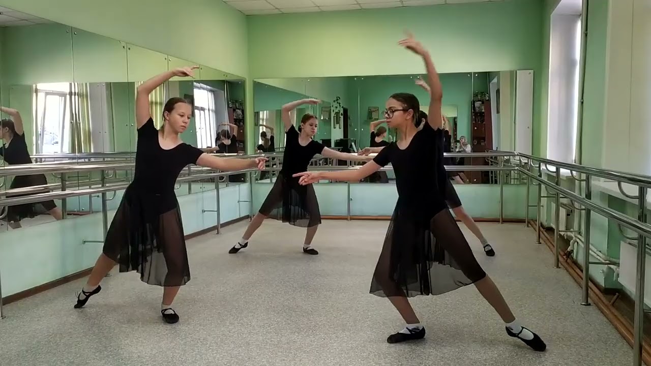 Экзерсис у станка в историко бытовом стиле