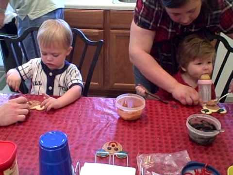 Decorating Cookies 1 - YouTube