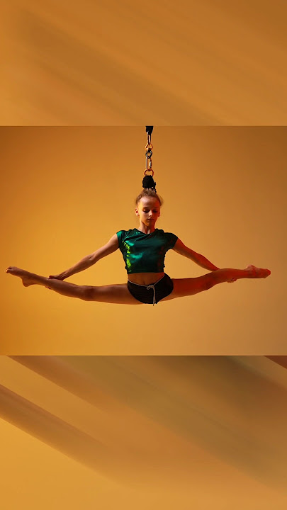 🇺🇦 Model poses for photoshoot📸 Hairhang. Model Alina