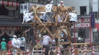 祇園祭「鉾建て」始まる  伝統技法で巡行準備