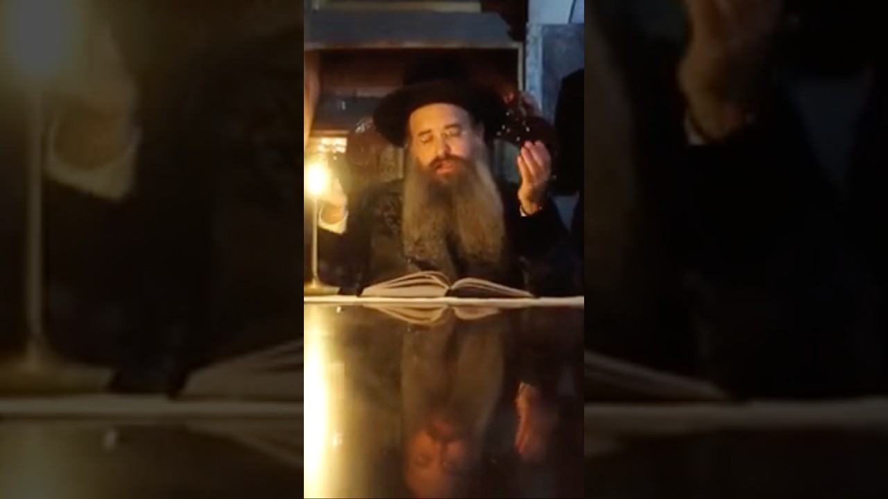 האדמו״ר מסאדיגורה בעריכת הטיש בחושך לאחר שאלמונים נתקו את החשמל של הבית מדרש