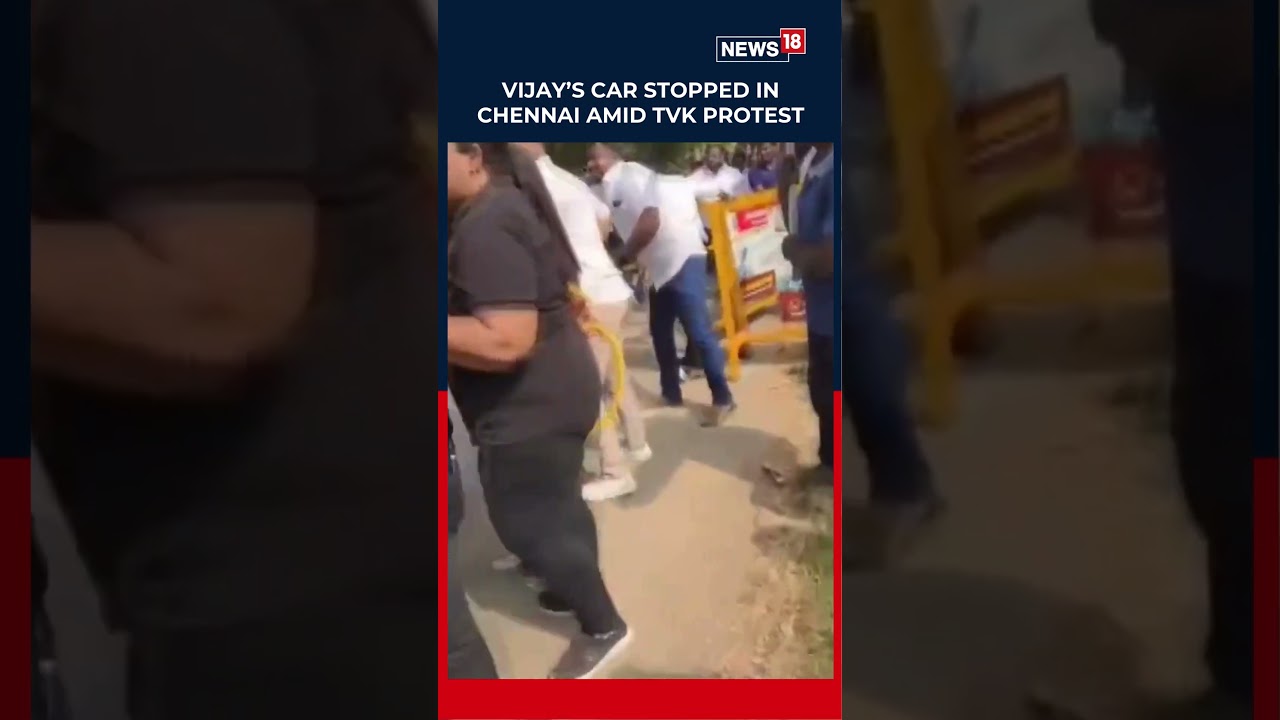 Автомобиль Виджая ненадолго остановили в Ченнаи в связи с протестами членов TVK против распределе...