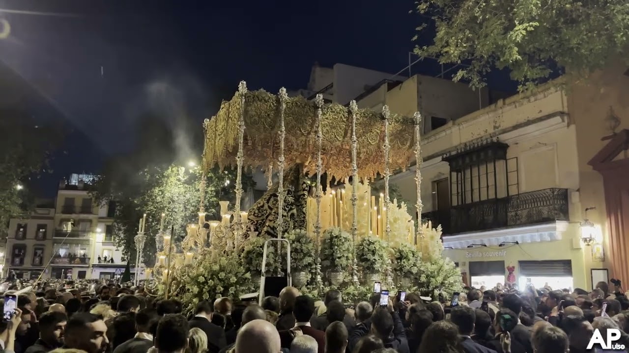 IMPRESIONANTE: La Esperanza de Triana en la Capilla del Baratillo | Magna Sevilla 2024