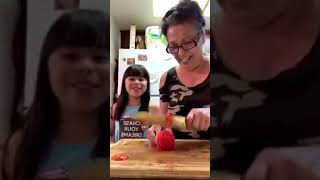 Abuela le cuenta a su nieta de sus pelos