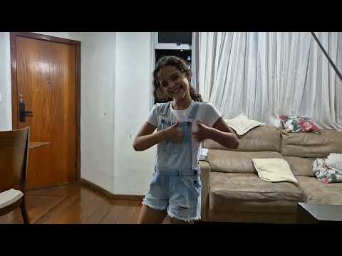 Experimentando sapatos da minha mãe