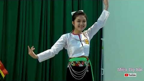 trình diễn trang phục mường của các em Trường DTNT xã ngọc sơn_ huyện lạc sơn_ HB