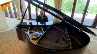 Putin plays Song For Denise on his piano