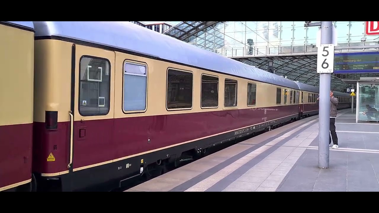 DB E03 001 des DB Museum Koblenz-Lützel - 103 001-4 mit TEE-Rheingoldzug - Ausfahrt in Berlin Hbf