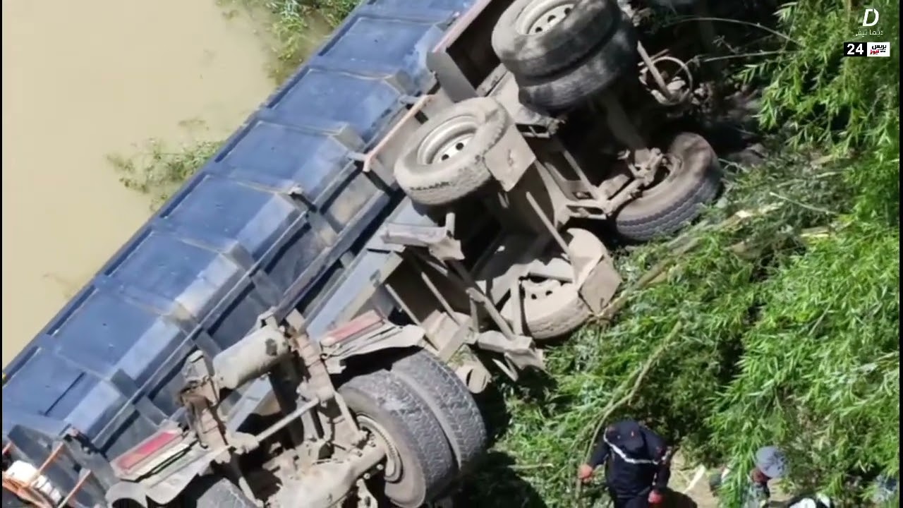 عاجل: انقلاب شاحنة “رموك” من أعلى قنطرة  متهالكة بين القنيطرة وسيدي قاسم