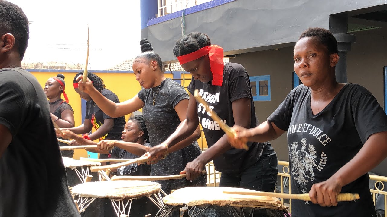 Women and men beat huge drums at funeral in GHANA YouTube