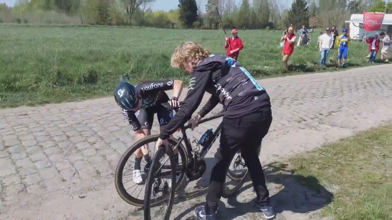 Paris Roubaix Femmes 2022 - Lorena Wiebes puncture on first cobbles sector and super slow repair