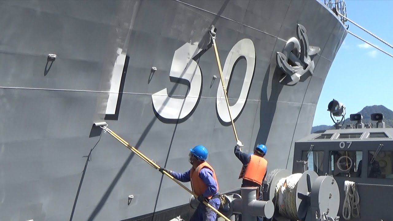 護衛艦「まつゆき」が除籍 自衛艦旗返納行事 - YouTube