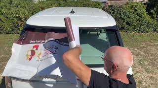 Kokokikol Pose Dun Film Micro-Perforé Sur La Lunette Arrière Dun Véhicule.