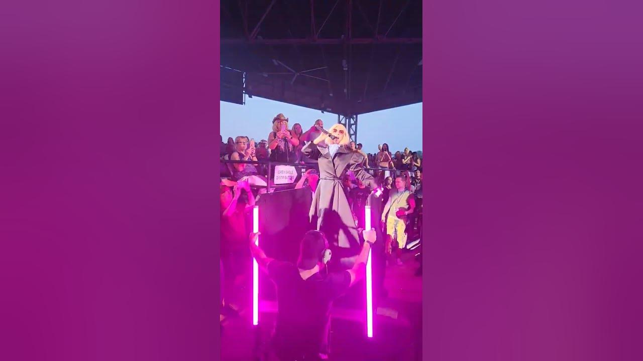 Shania Twain Grand Entrance in STL YouTube